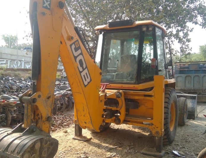 अवैध खनन में तीन डम्फर, जेसीबी जब्त कीं