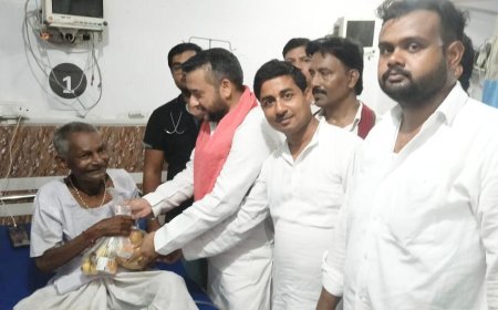 सपा अध्यक्ष अखिलेश यादव के जन्म दिन पर चौधरी शहरयार ने मरीजों को बांटे फल