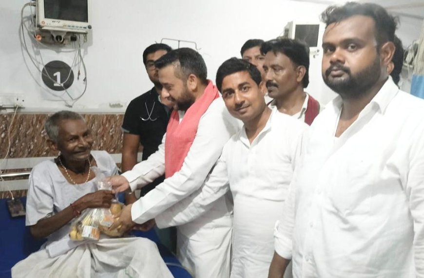 सपा अध्यक्ष अखिलेश यादव के जन्म दिन पर चौधरी शहरयार ने मरीजों को बांटे फल