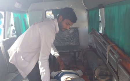 बाइक सवार तीन लोग अनियंत्रित होकर पुलिया से टकराए बाइक क्षतिग्रस्त