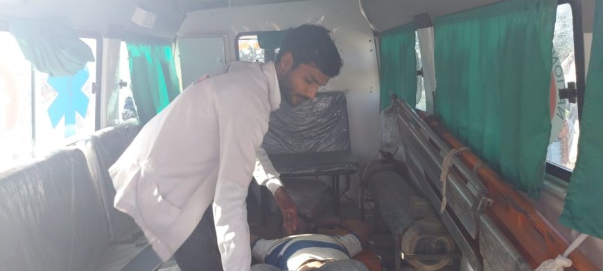 बाइक सवार तीन लोग अनियंत्रित होकर पुलिया से टकराए बाइक क्षतिग्रस्त